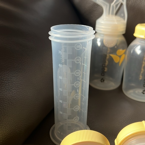5- 5ozs Medela Breastfeeding Bottles, 9- 2 ozs bottles, Saftey First Medcine lot - Picture 11 of 15